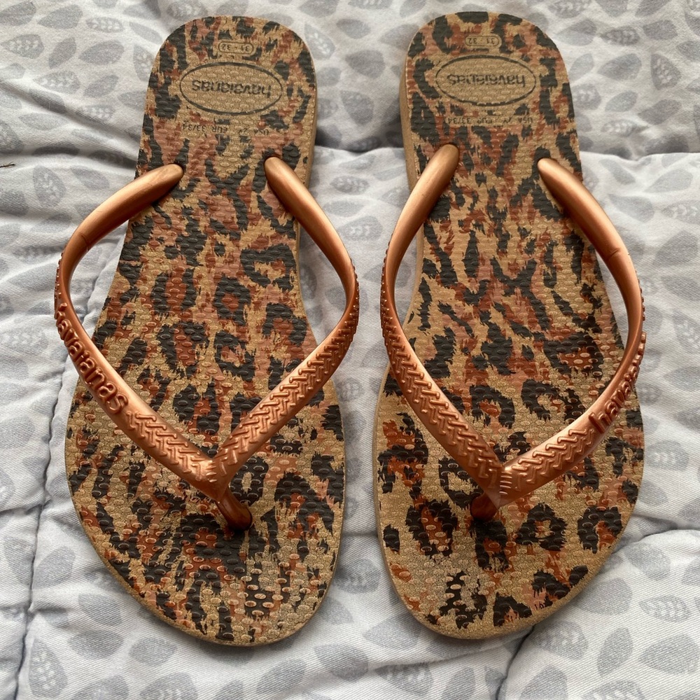 Bronze and leopard girl Havaianas flip flops